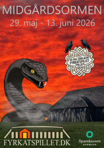 Illustreret teaterplakat for Fyrkatspillet 2026: Midgårdsormen. En enorm slange snor sig truende omkring Fyrkat og langhuset, mens nordiske guder står samlet i dramatisk oplysning. Stemningen er mørk og mytisk og varsler Ragnarok og gudernes skæbnekamp.